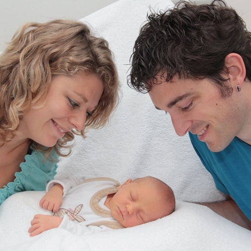 Glückliche Eltern Schauen Ihr Neugeborenes An Und Sind Stolz Die Steissgeburt Gemeistert Zu Haben
